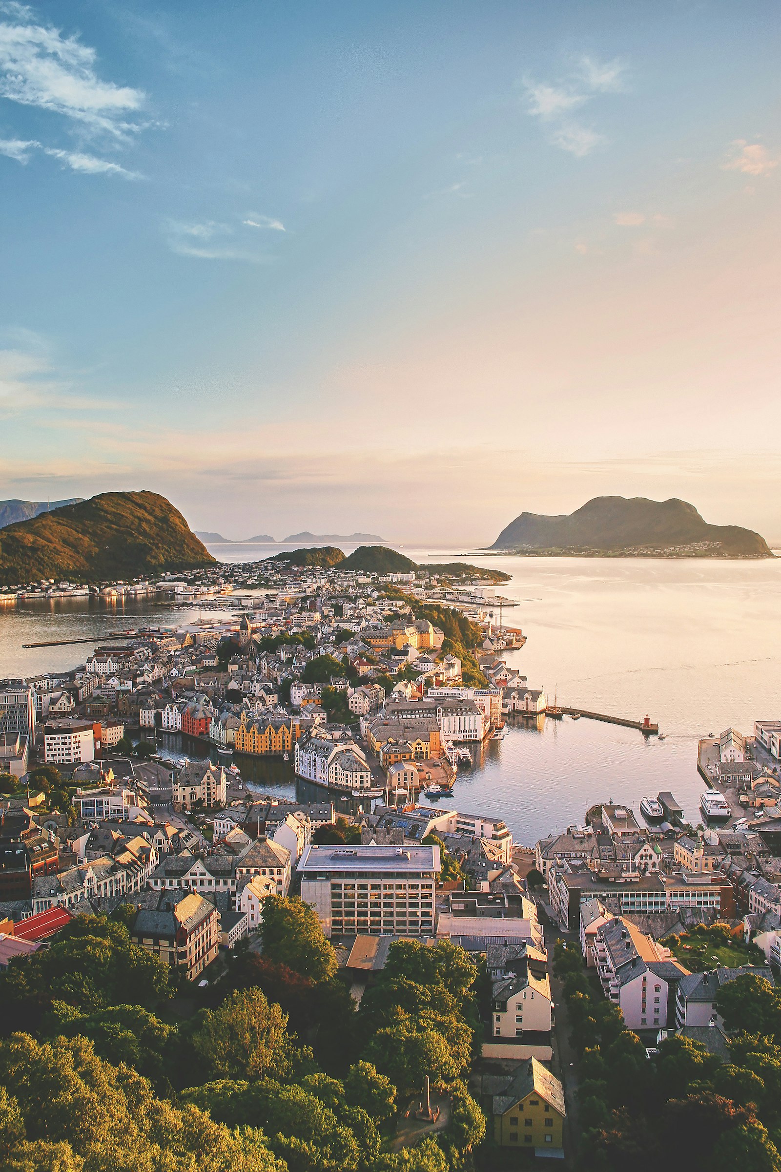 Ålesund sett fra Aksla i kveldslys